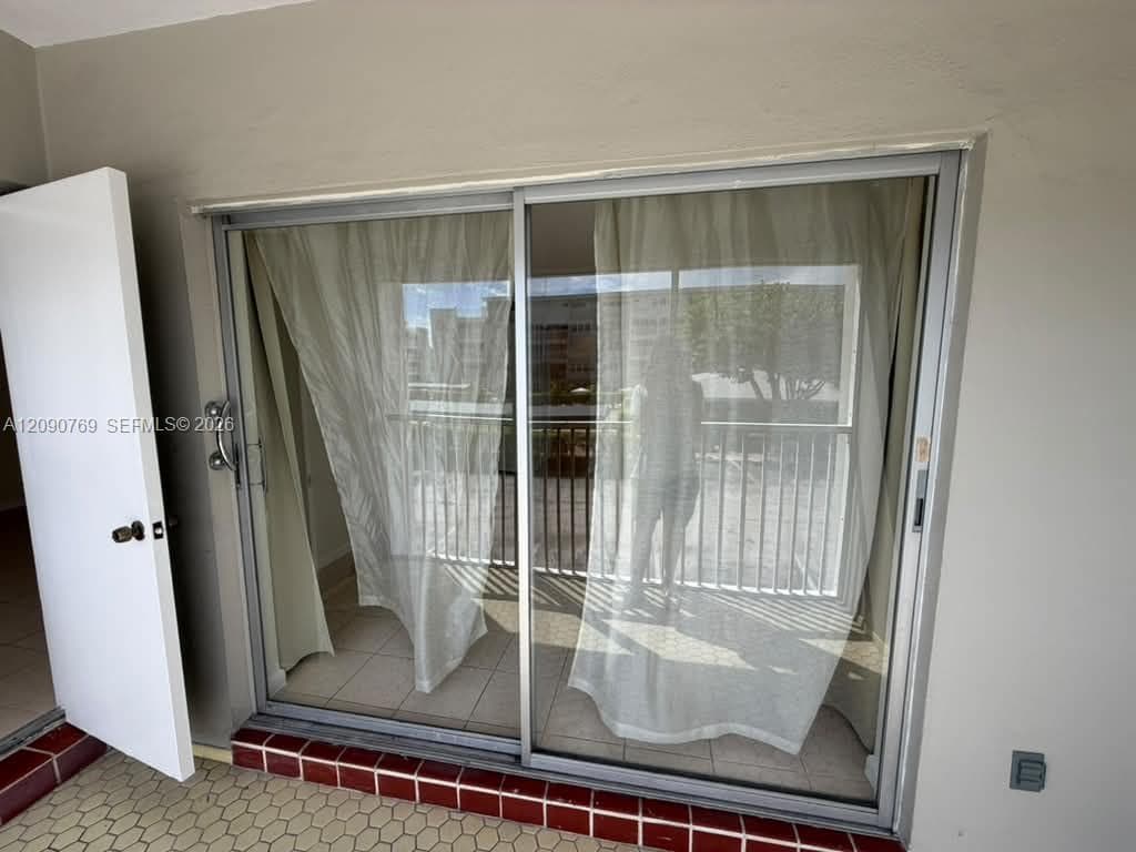 THIRD GULFSTREAM GARDEN A · #202E in Hallandale Beach - Photo 4
