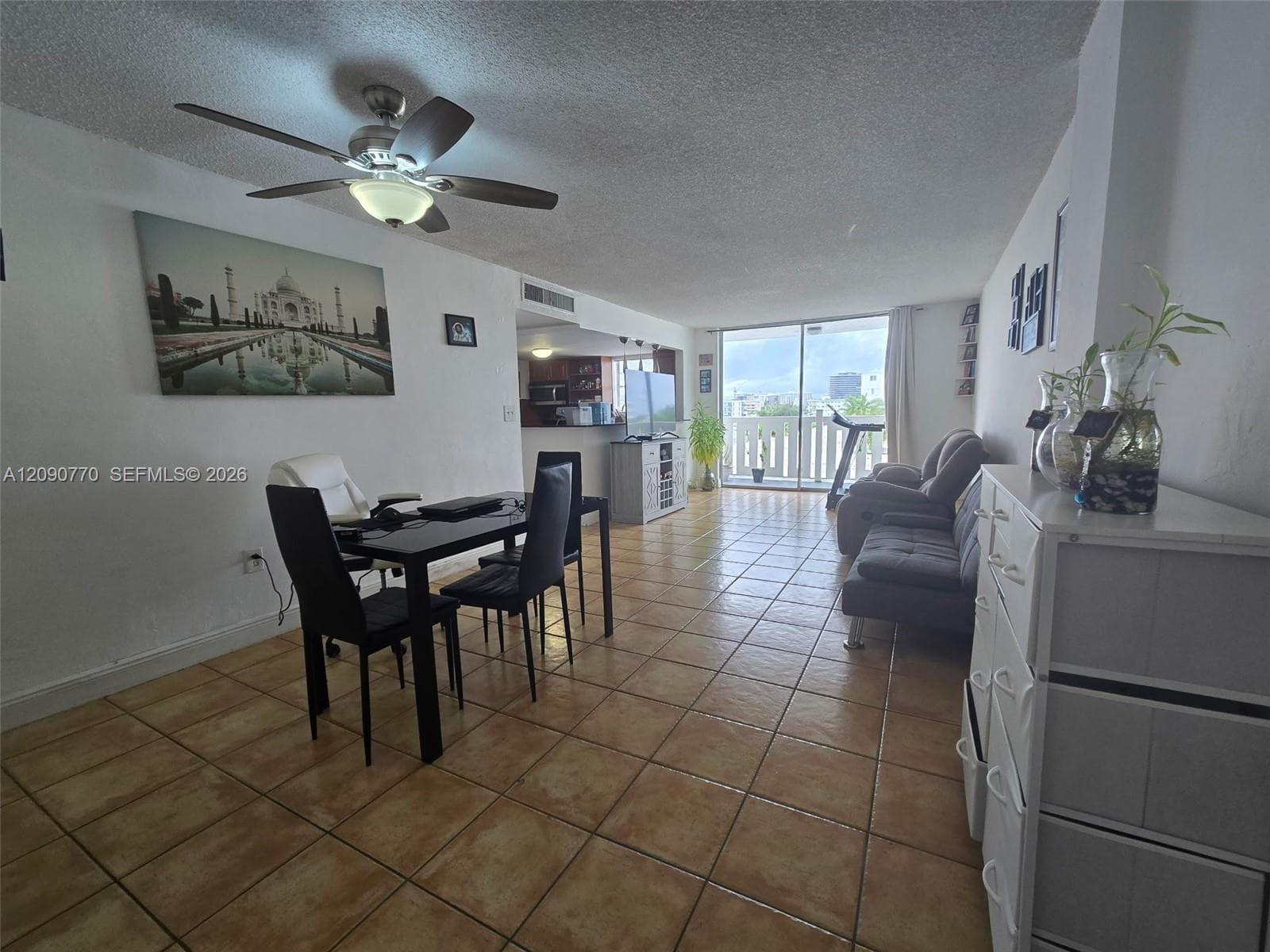 Very spacious living and dinning area