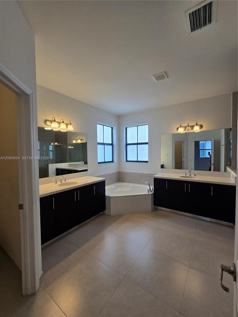 10433 NW 70th Ln photo 14