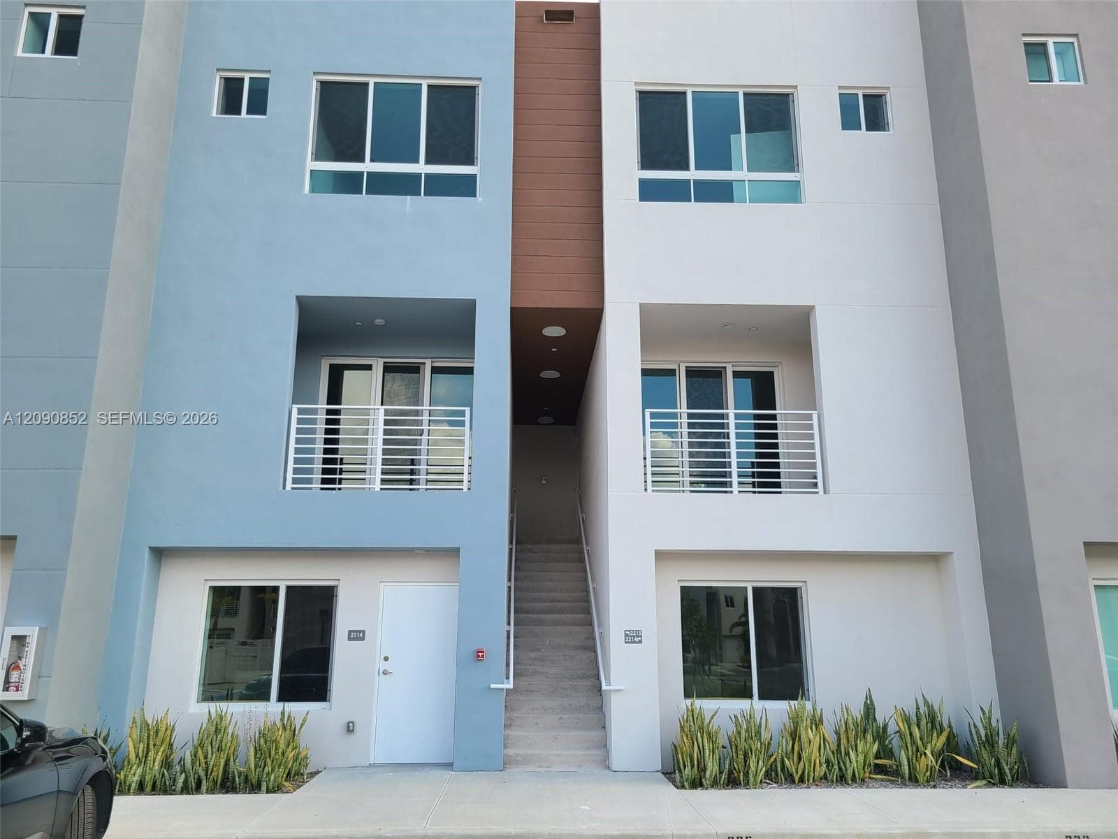 2555 NE 193 St #2114 photo 1