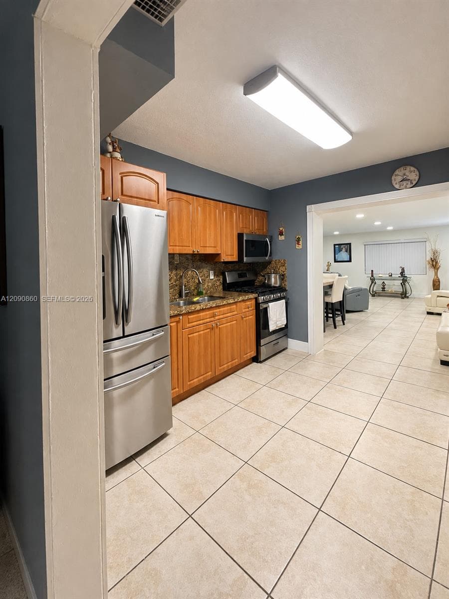 10665 SW 6 St photo 6