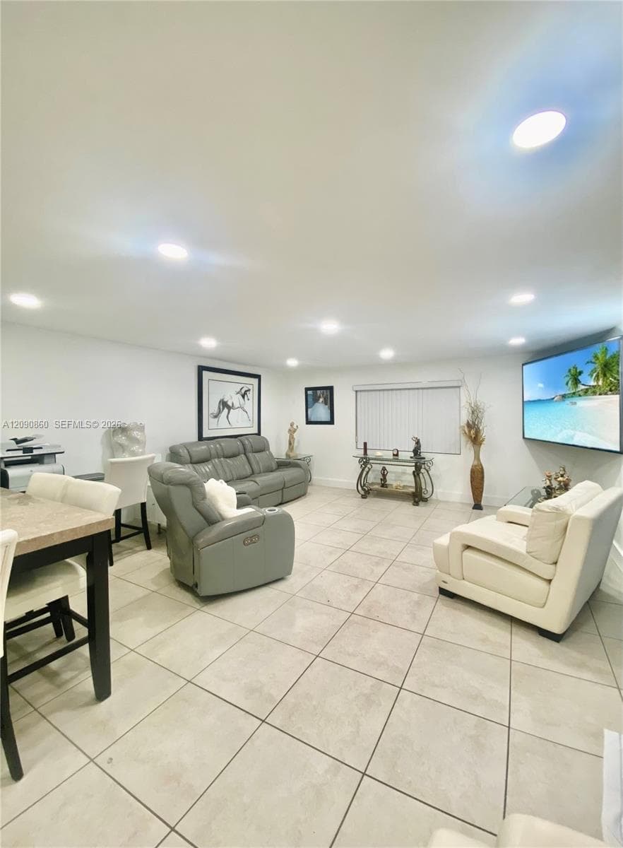10665 SW 6 St photo 3