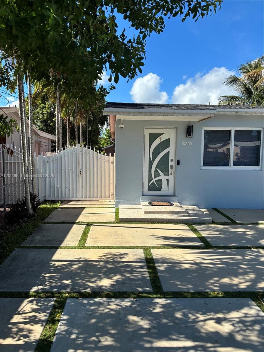 10665 SW 6 St photo 28