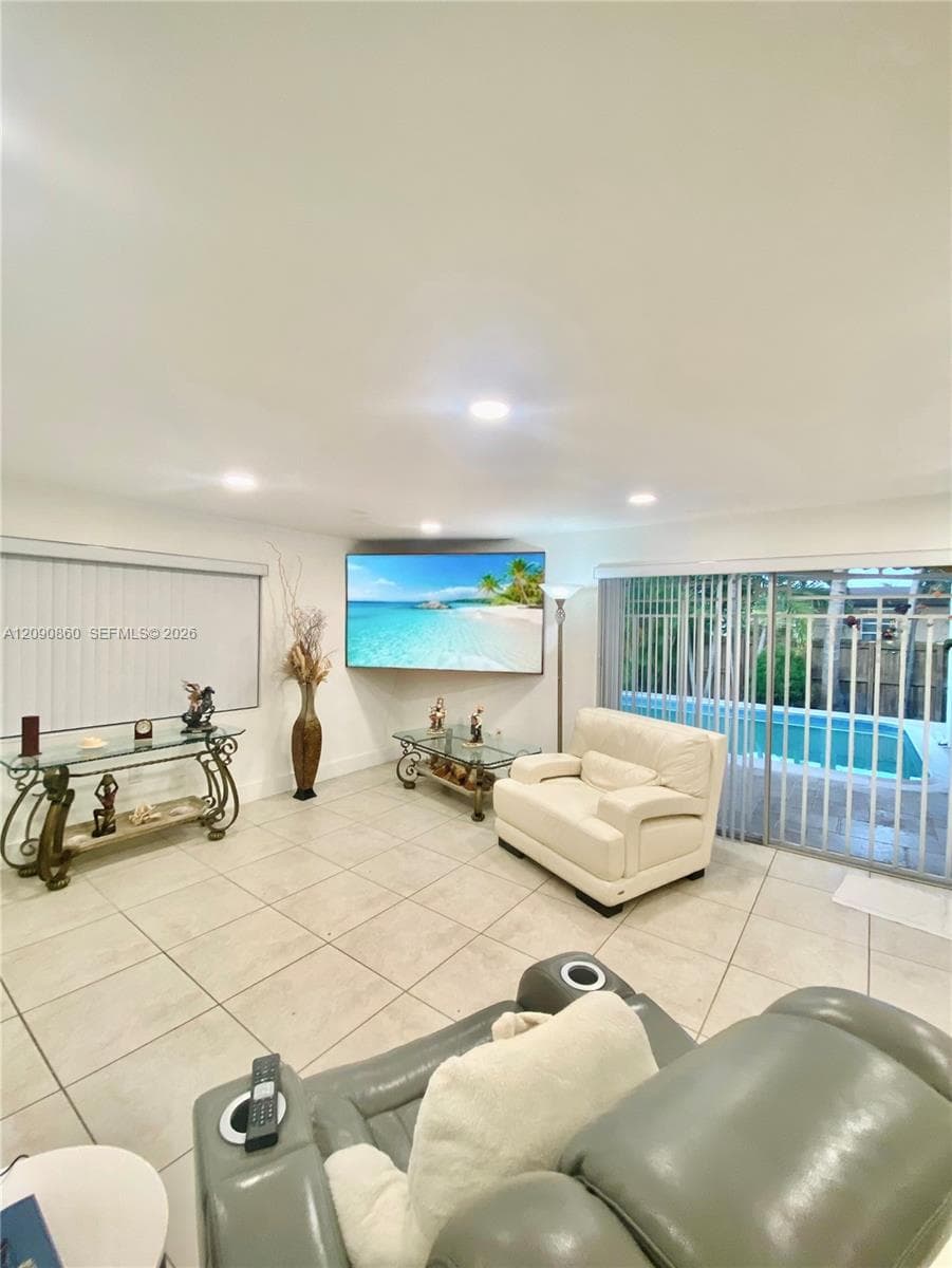 10665 SW 6 St photo 4