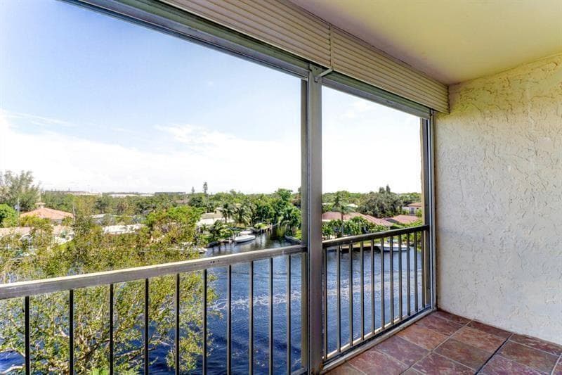 14 Royal palm balcony