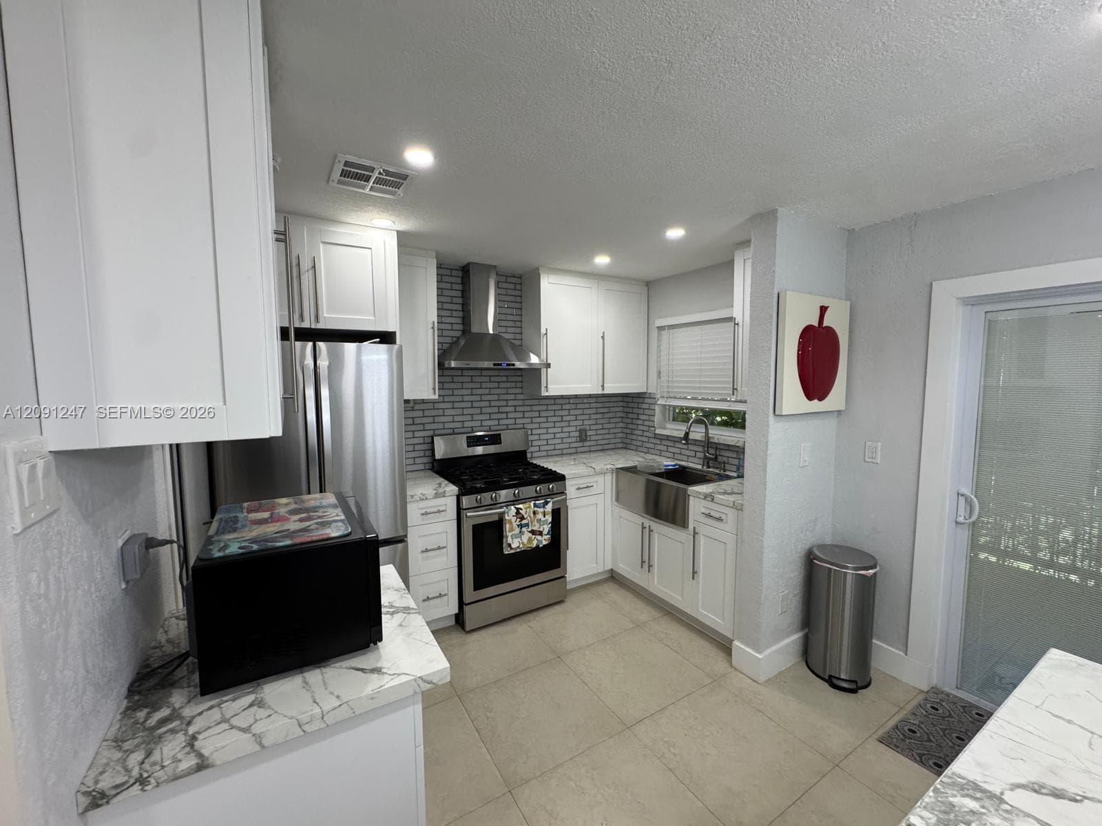 1305 W 53rd St #102 photo 1