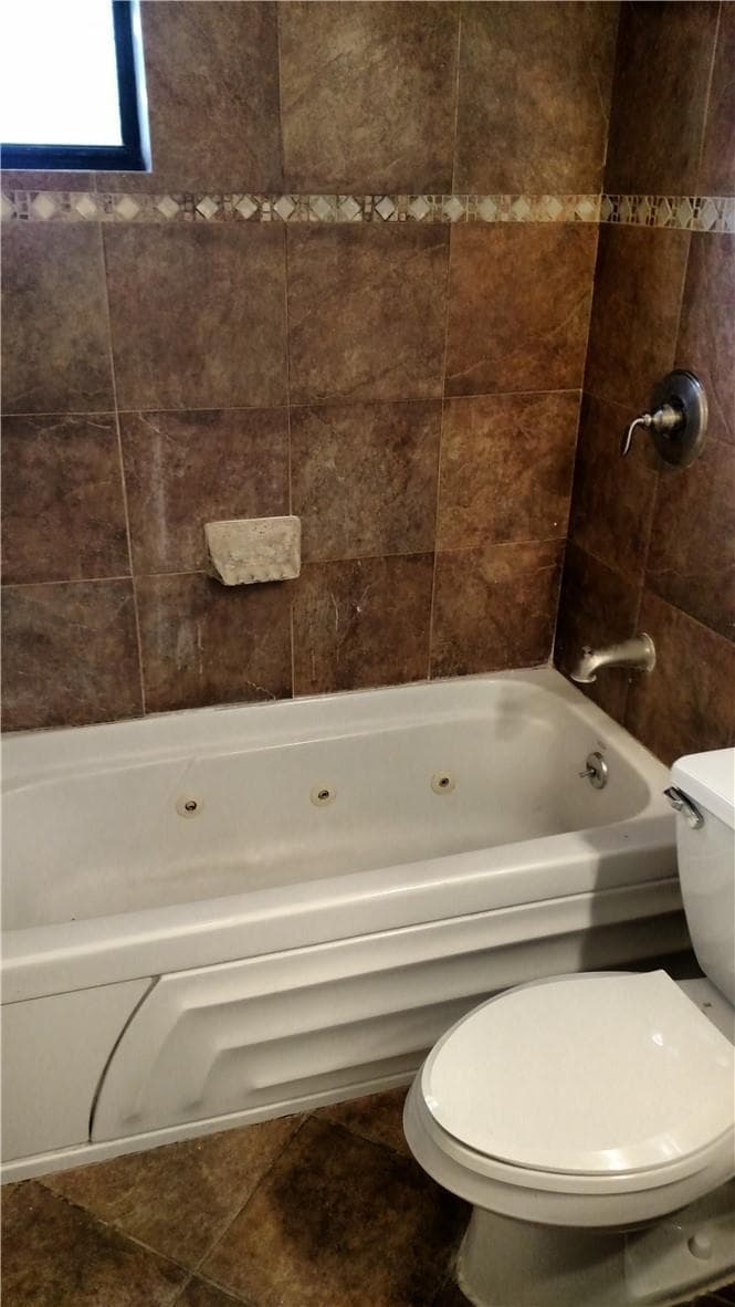 Master en suite bath with jetted tub.