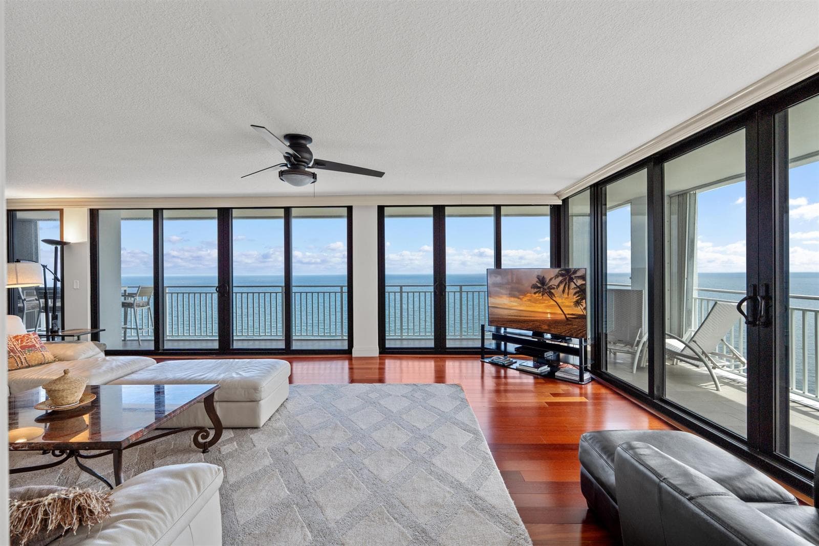 WRAPAROUND CORNER LIVING ROOM