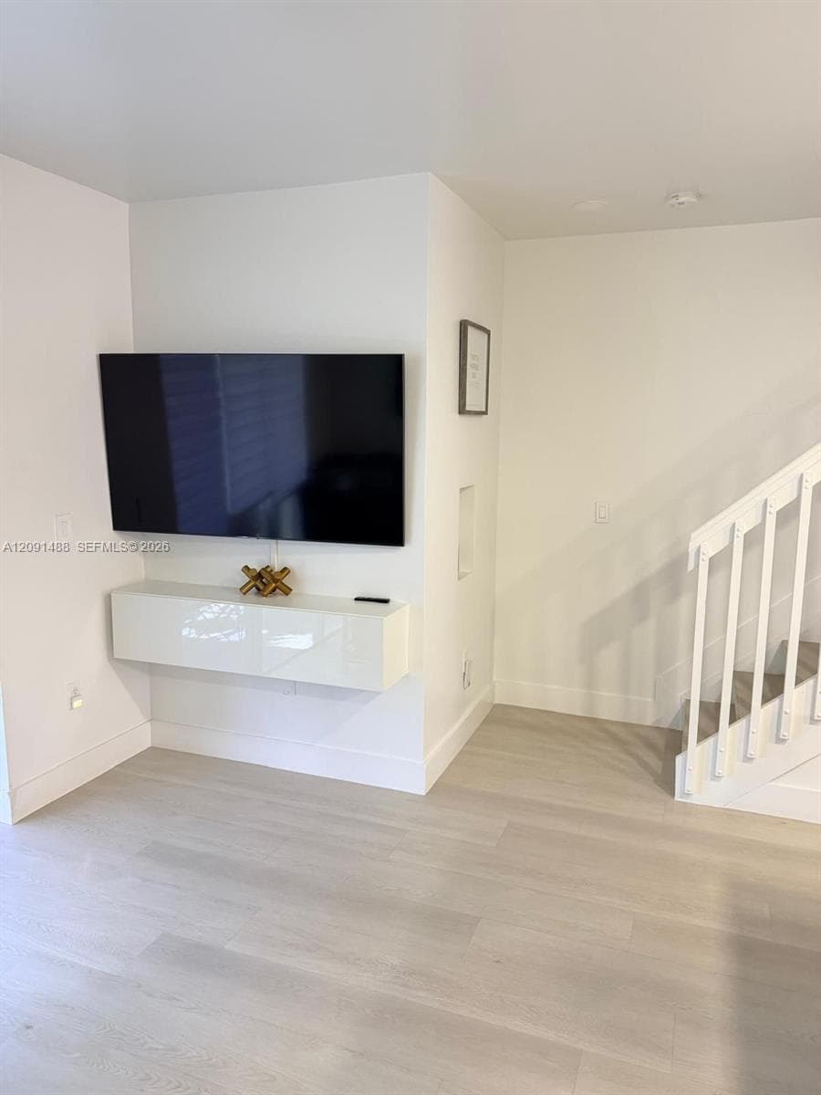 1022 NE 42nd Ter #n/a photo 3