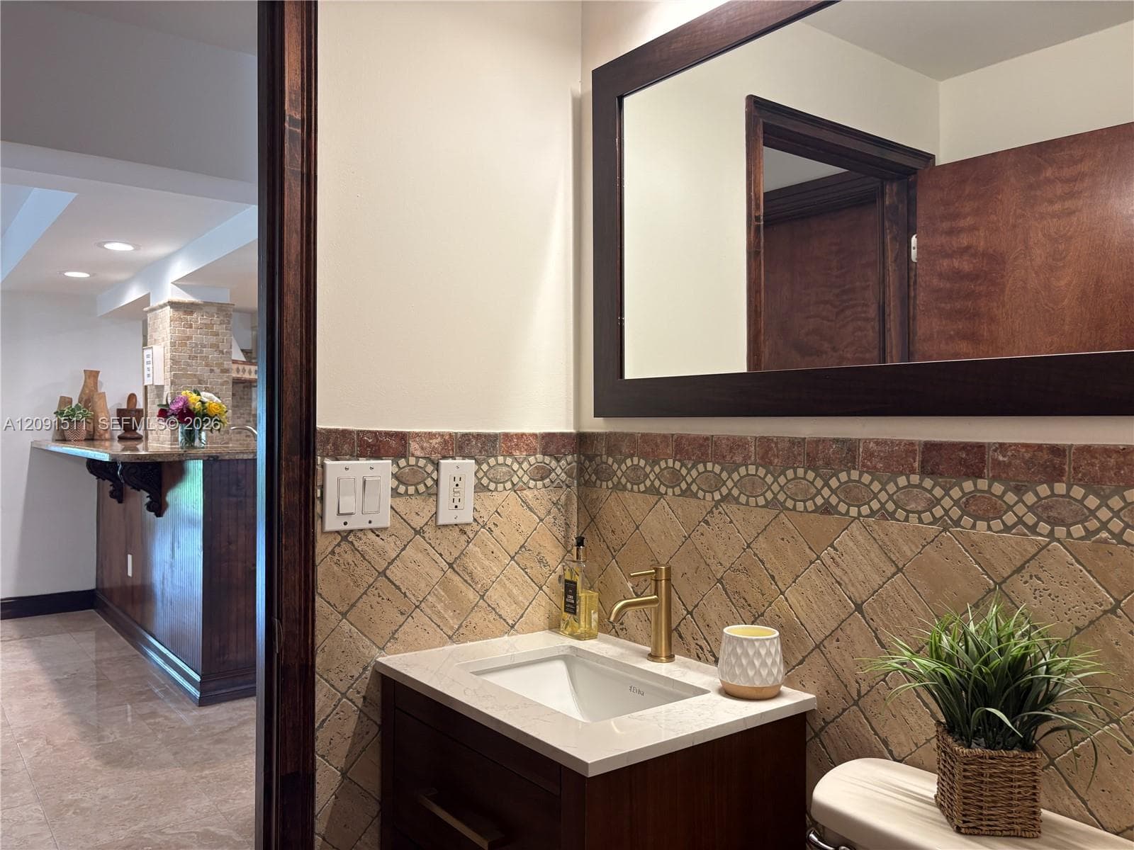 Full bathroom 4 - Downstairs (next to Bedroom 6)
