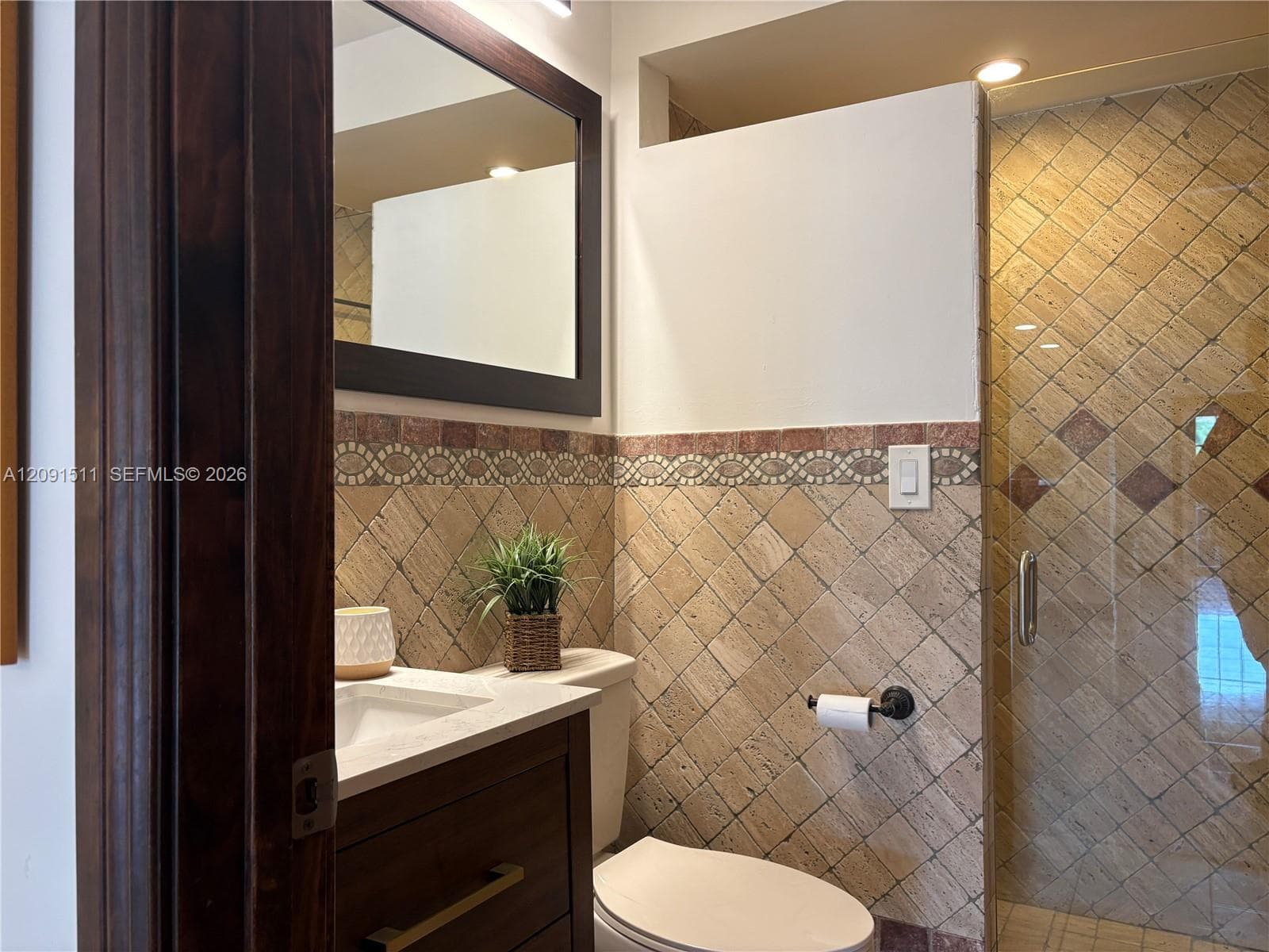 Full bathroom 4 - Downstairs (next to Bedroom 6)