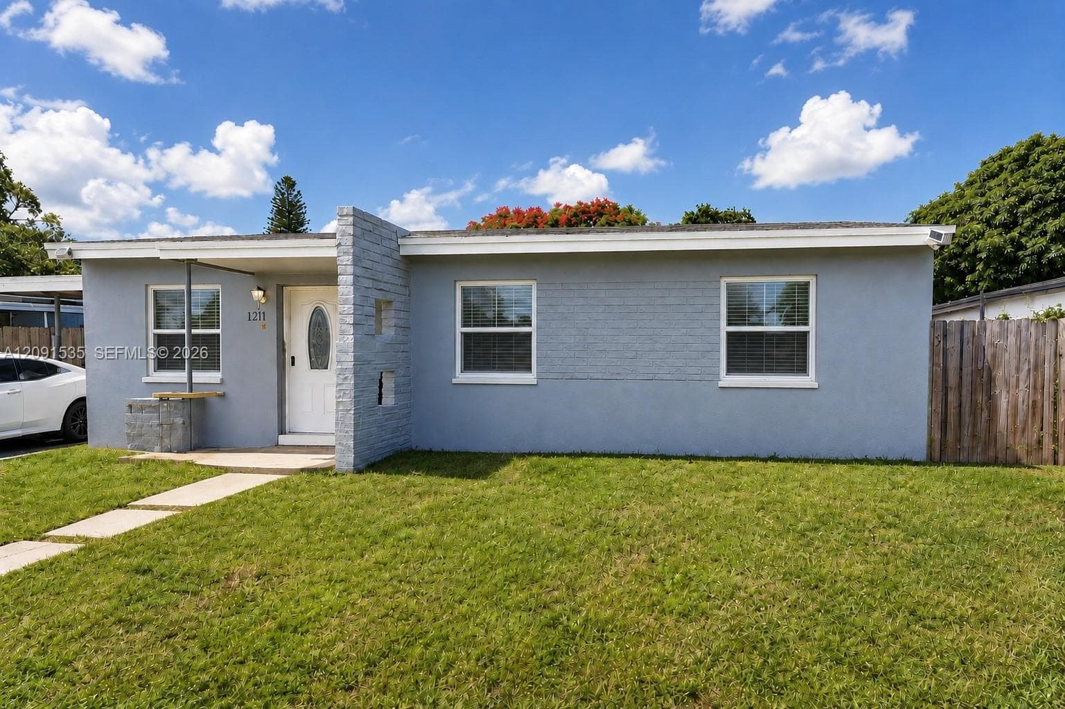 1211 Kasim St photo 1
