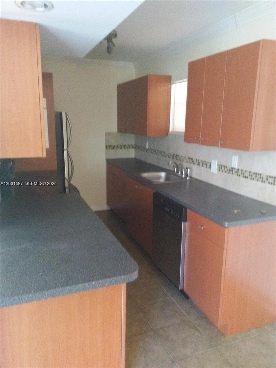 CORNELL CONDO · #7 in Hollywood - Photo 10
