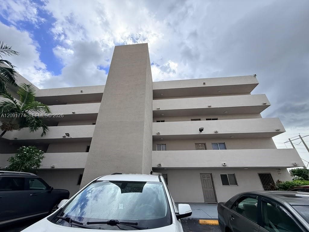 BARACOA CONDO · #407 in Hialeah - Photo 2