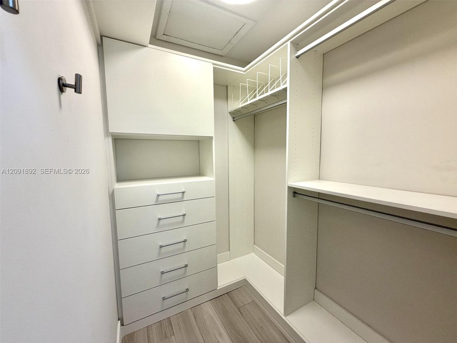 MASTER WALKING CLOSET