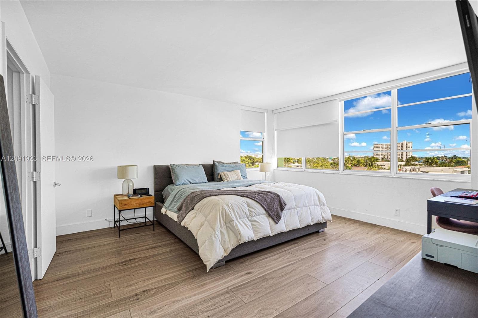 Principal bedroom, bright and spacious