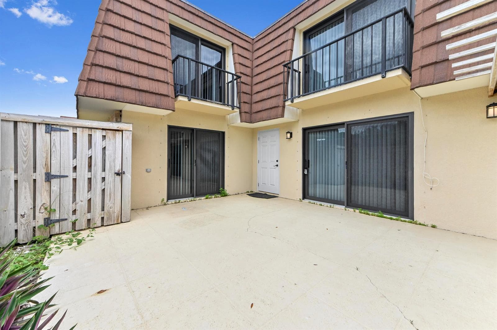 02 patio 01