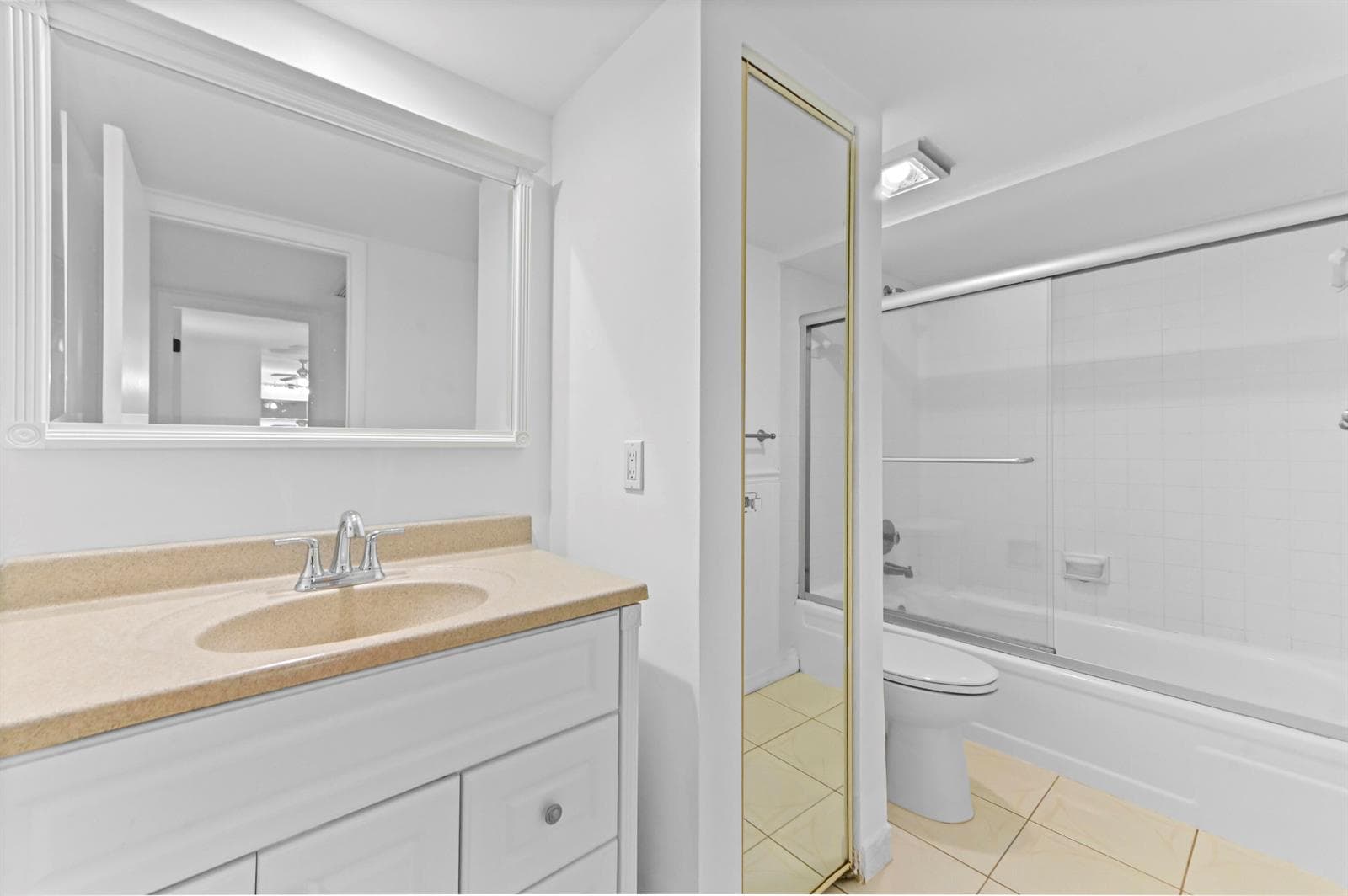 17 Bathroom 01
