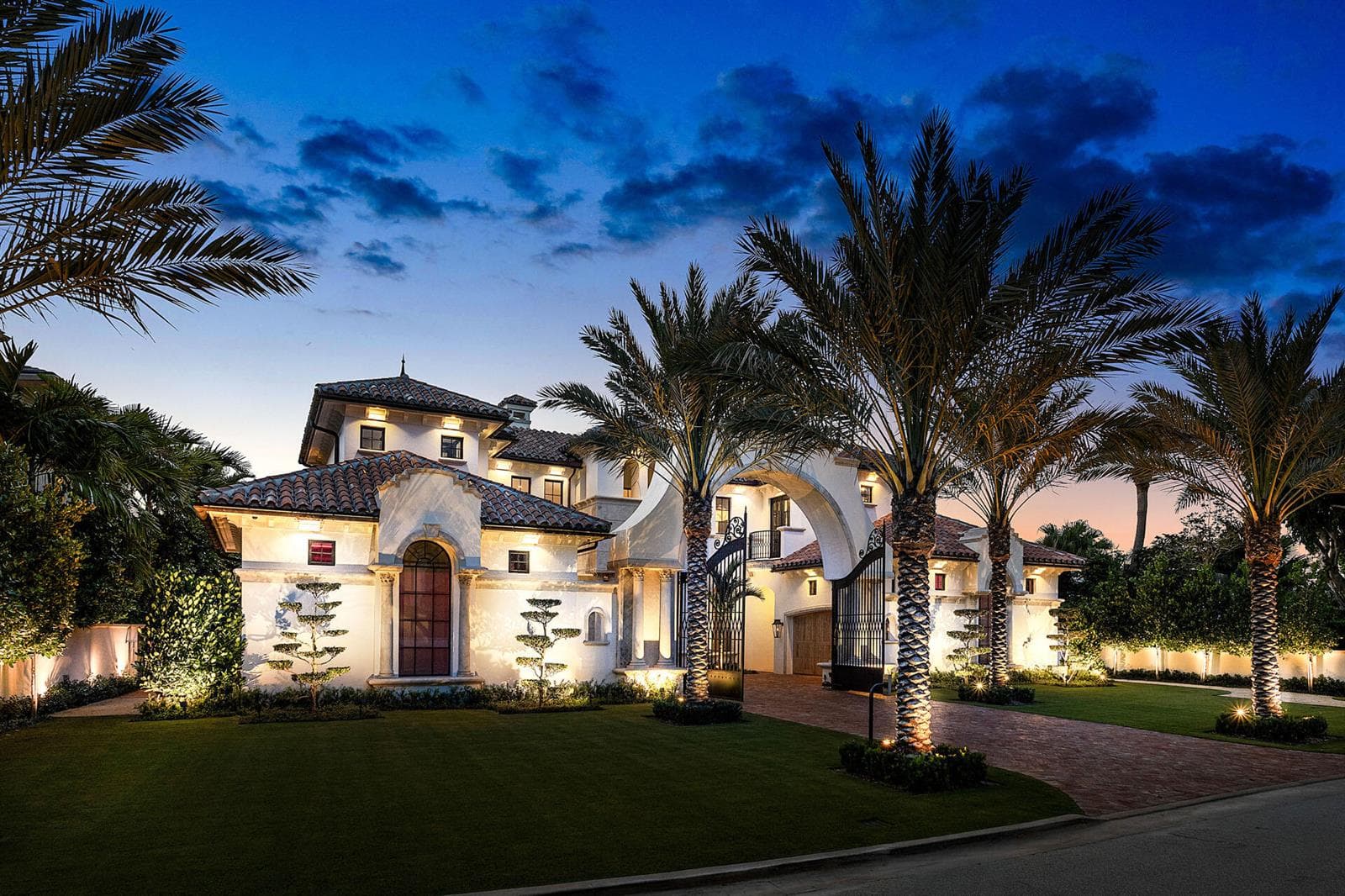 2055_Royal_Palm_Way_Dusk_01