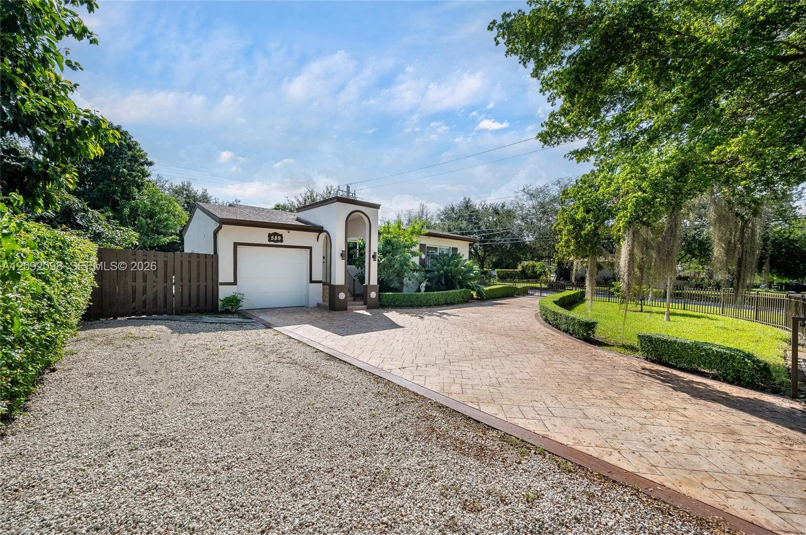 589 Miller Dr photo 2