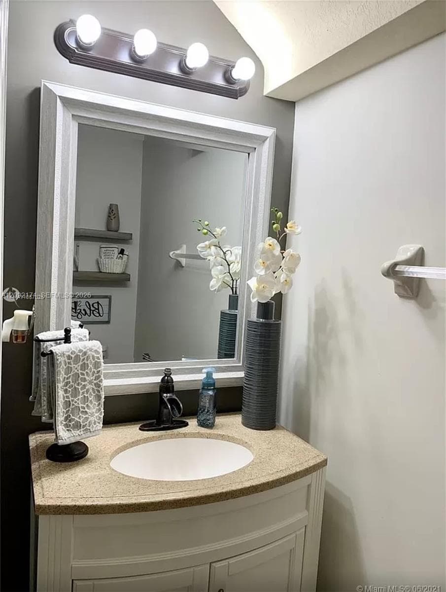 Guest 1/2 Bath