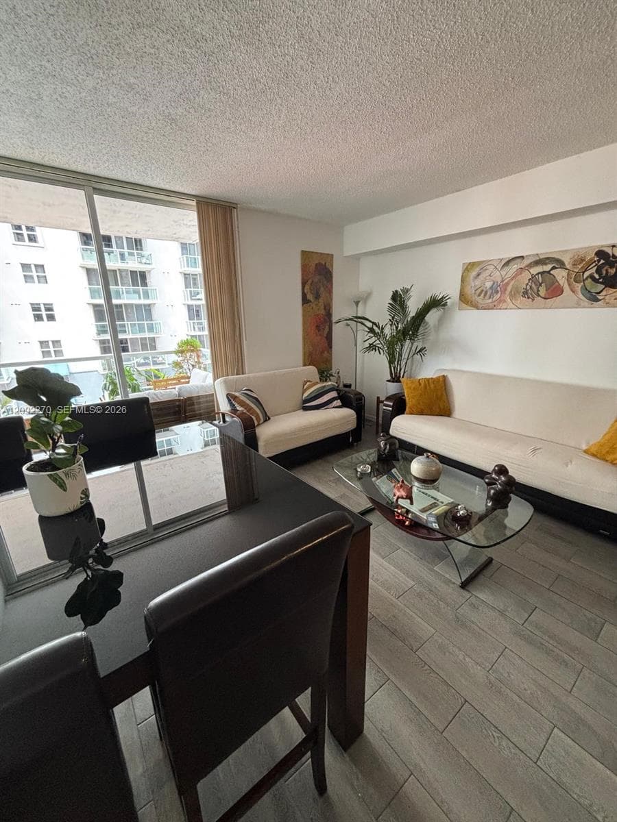 BLUE LAGOON CONDO · #814 in Miami - Photo 3