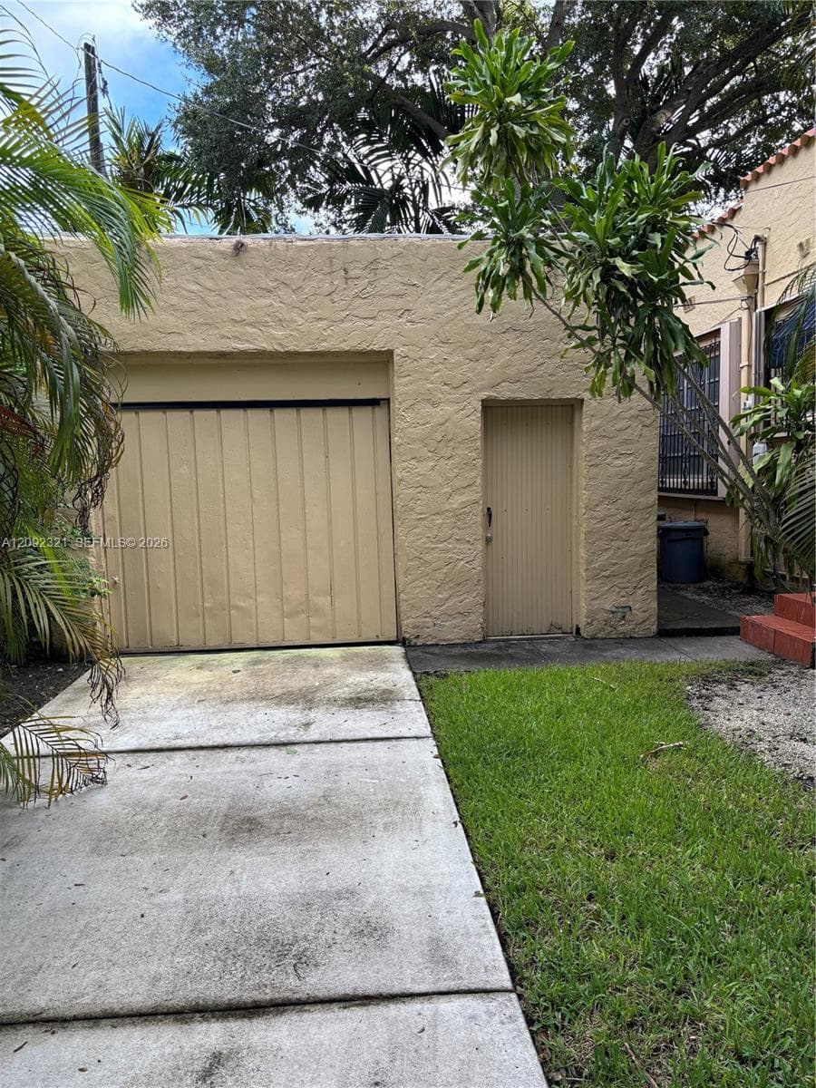 825 Madrid St photo 4