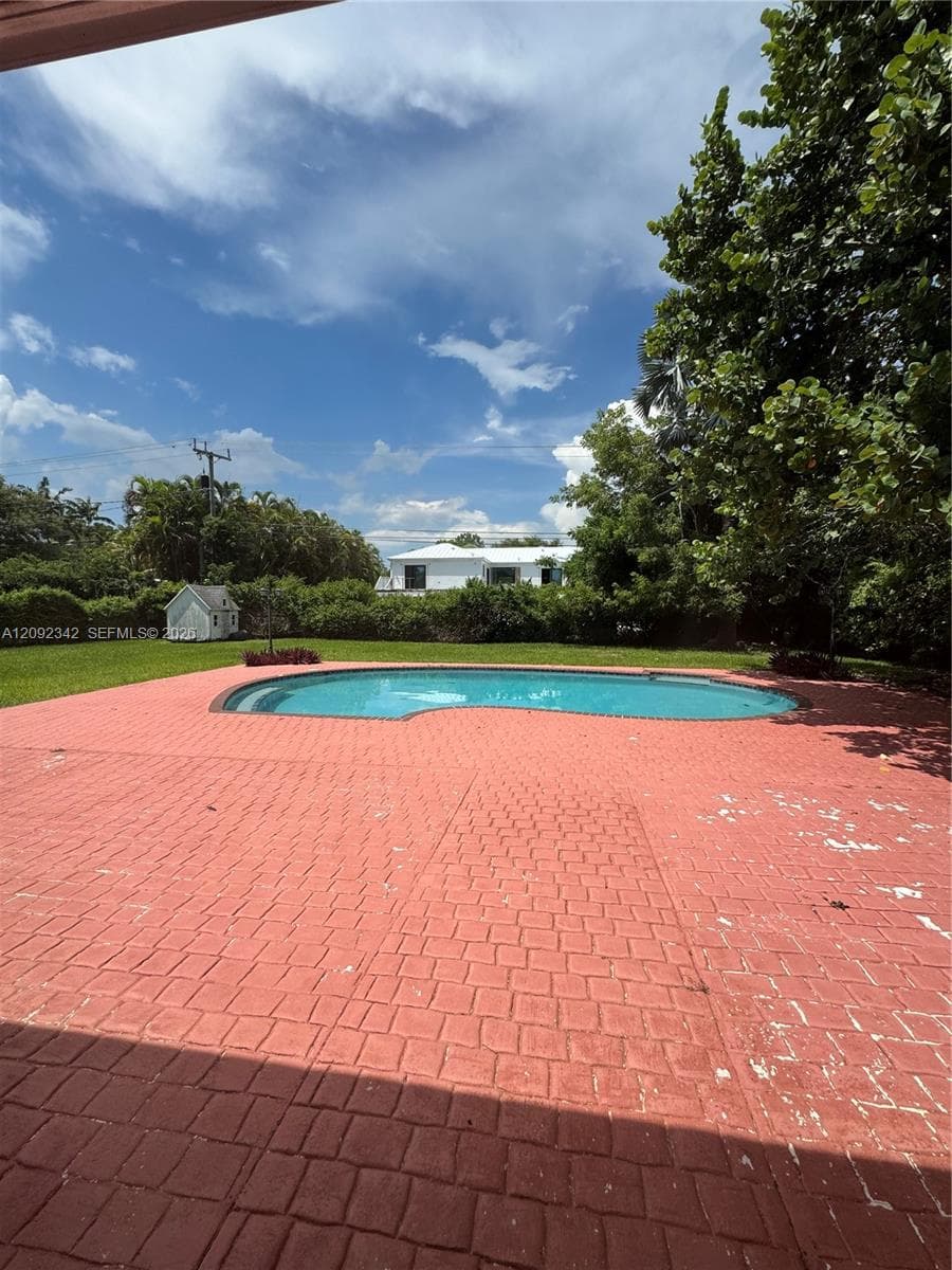 6305 Marlin Dr photo 2