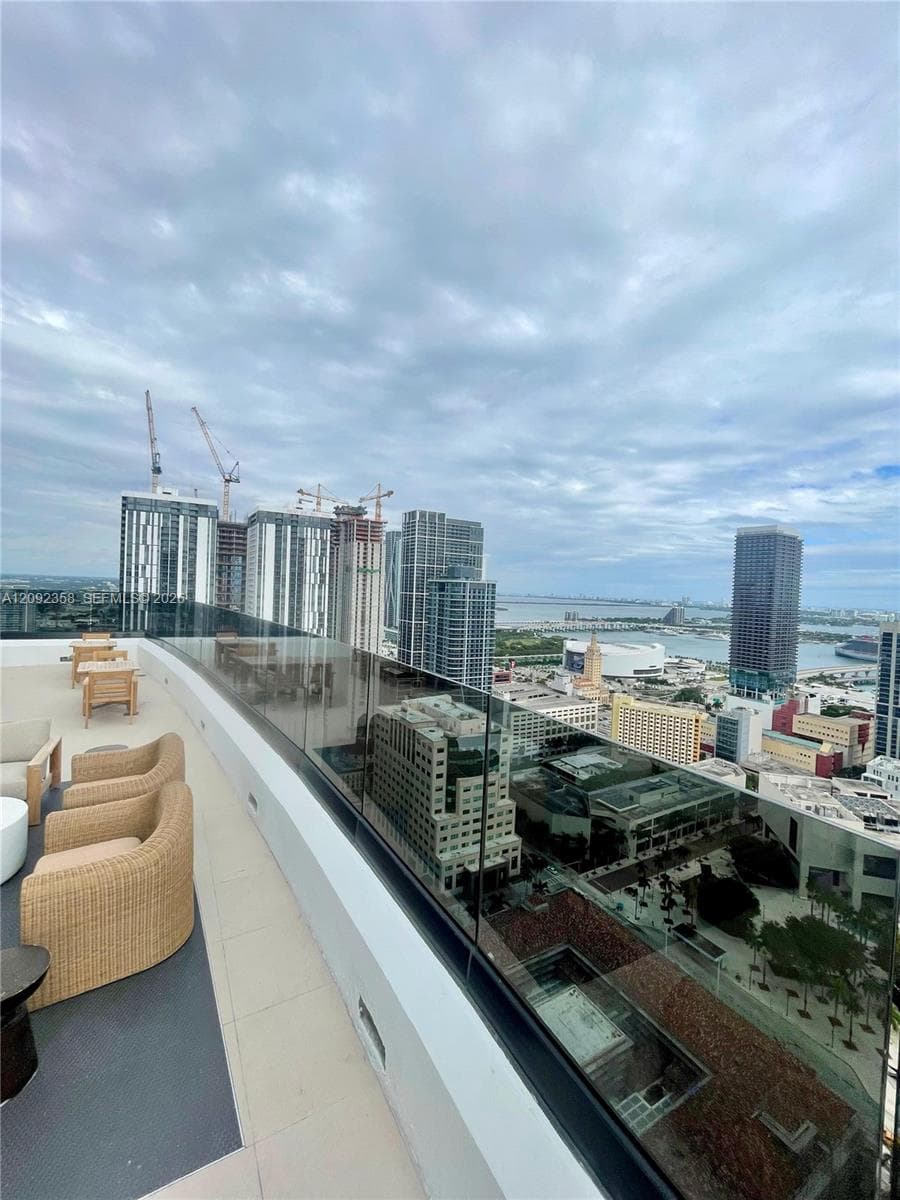 District 225 · #3104 in Miami - Photo 17