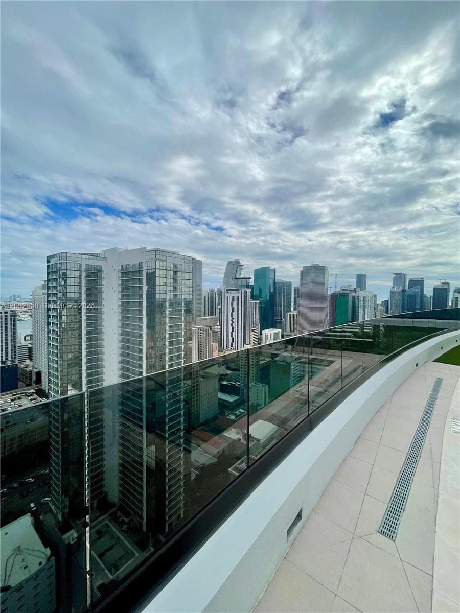 District 225 · #3104 in Miami - Photo 16