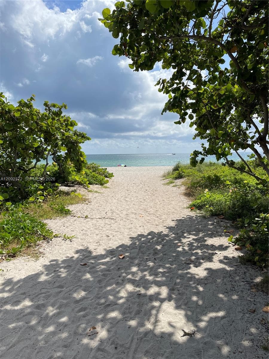 Carlisle on the Ocean · #1106 in Surfside - Photo 19