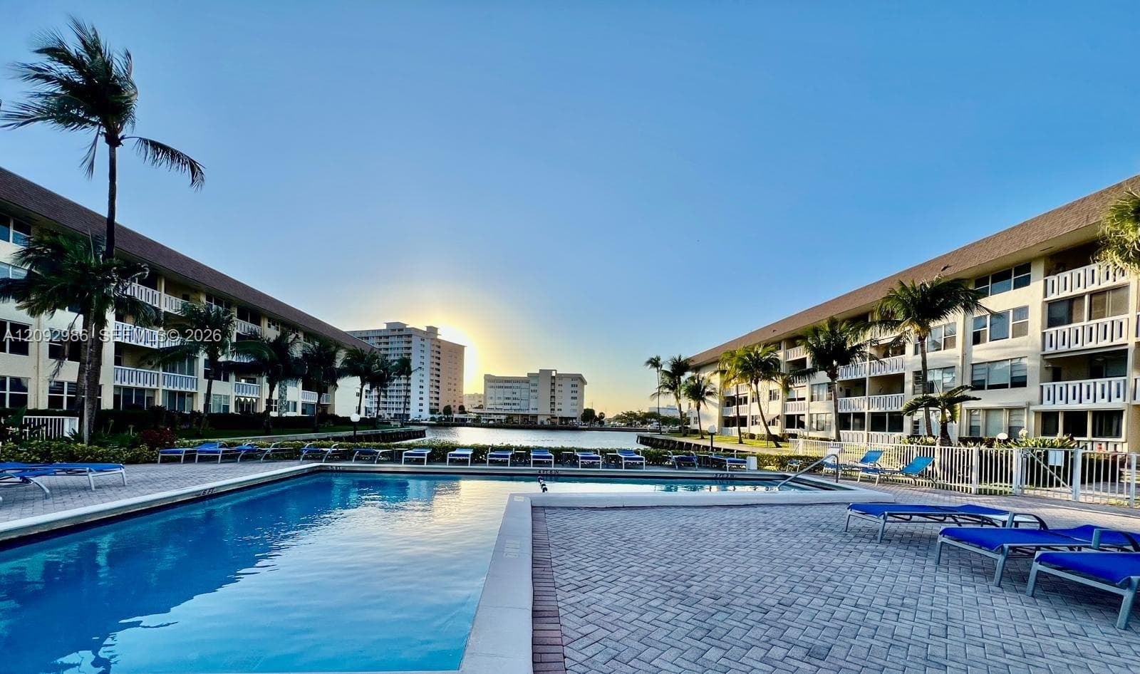 ISLANDS-BERMUDA CONDO · #301 in Hallandale Beach - Photo 2