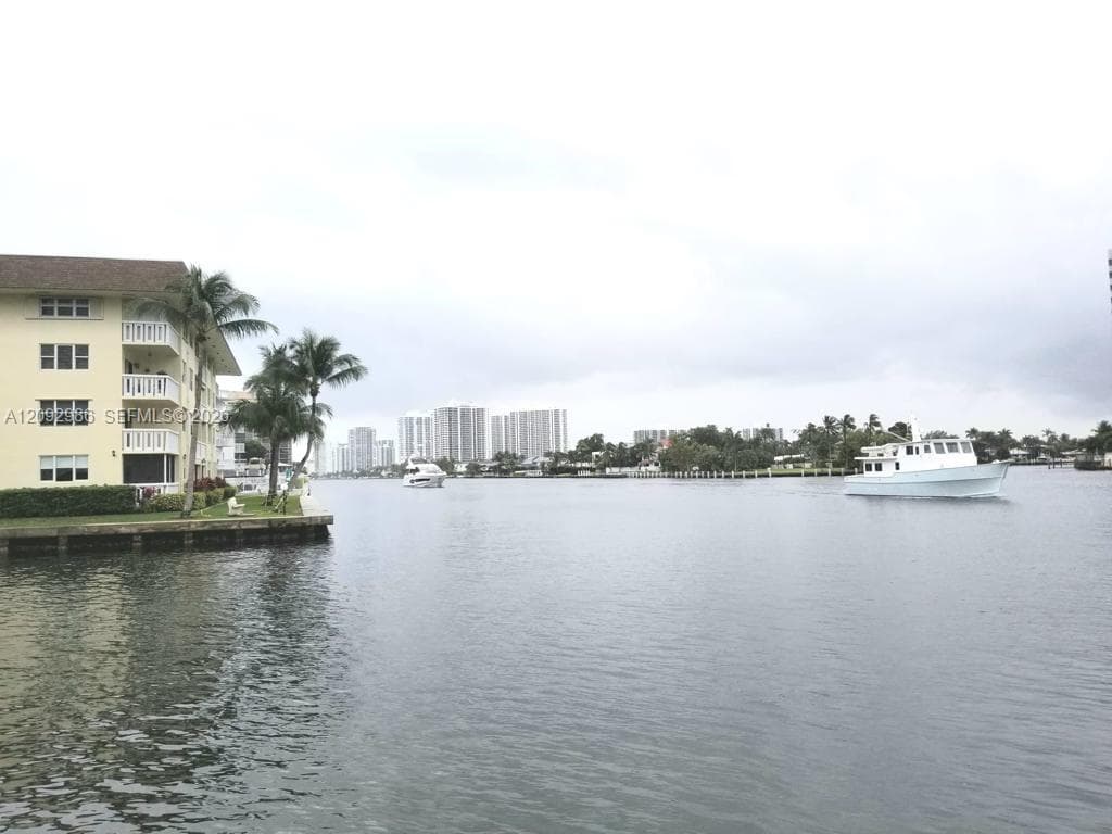 ISLANDS-BERMUDA CONDO · #301 in Hallandale Beach - Photo 17