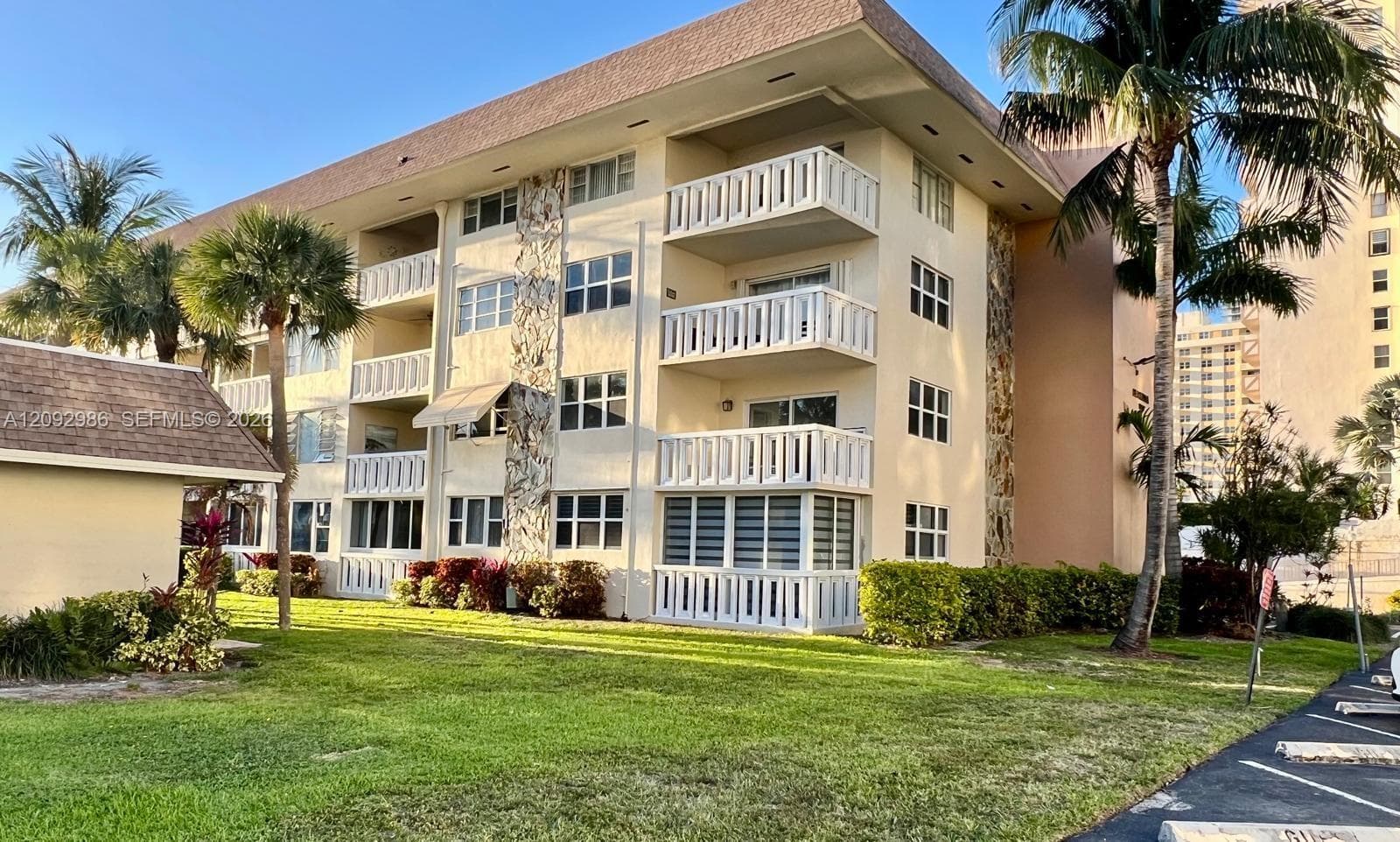 ISLANDS-BERMUDA CONDO · #301 in Hallandale Beach - Photo 15