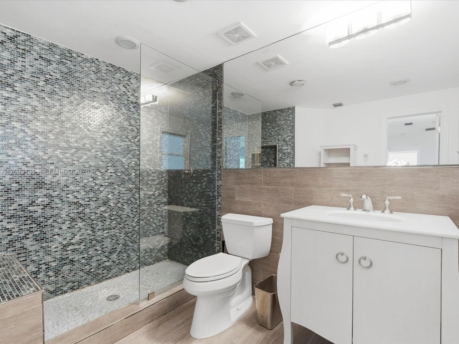 440 Victoria Ter photo 12