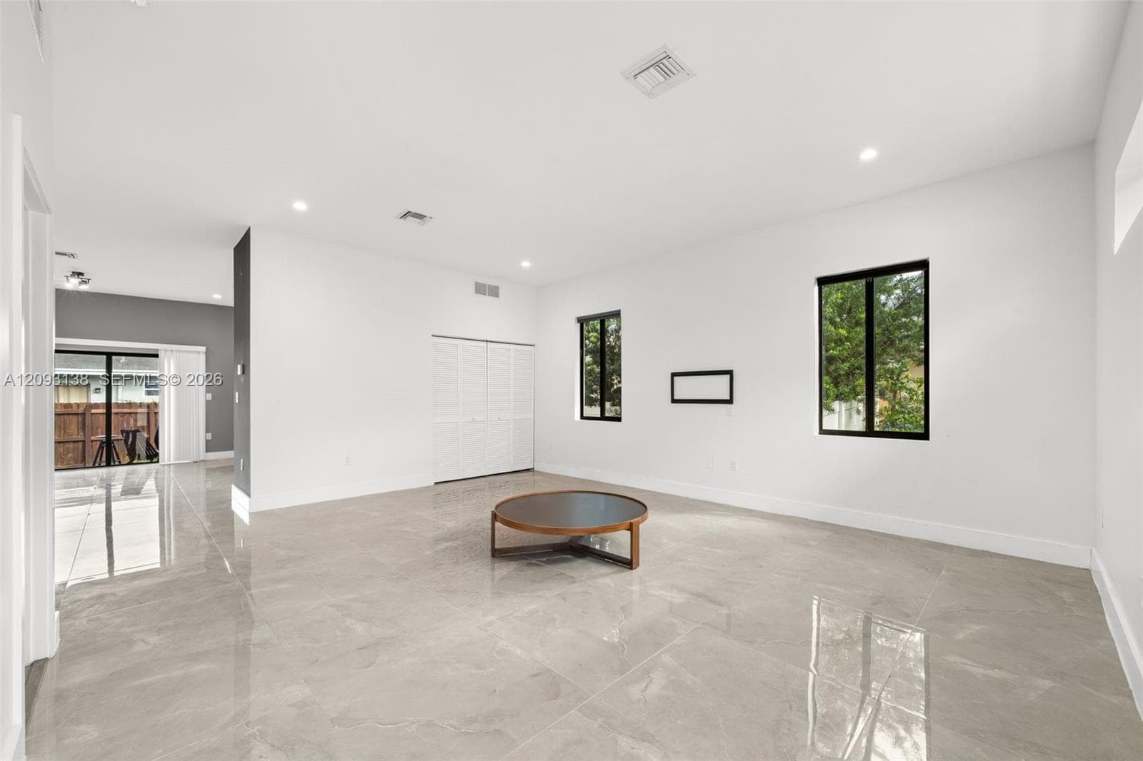 808 NW 5th Ter photo 2