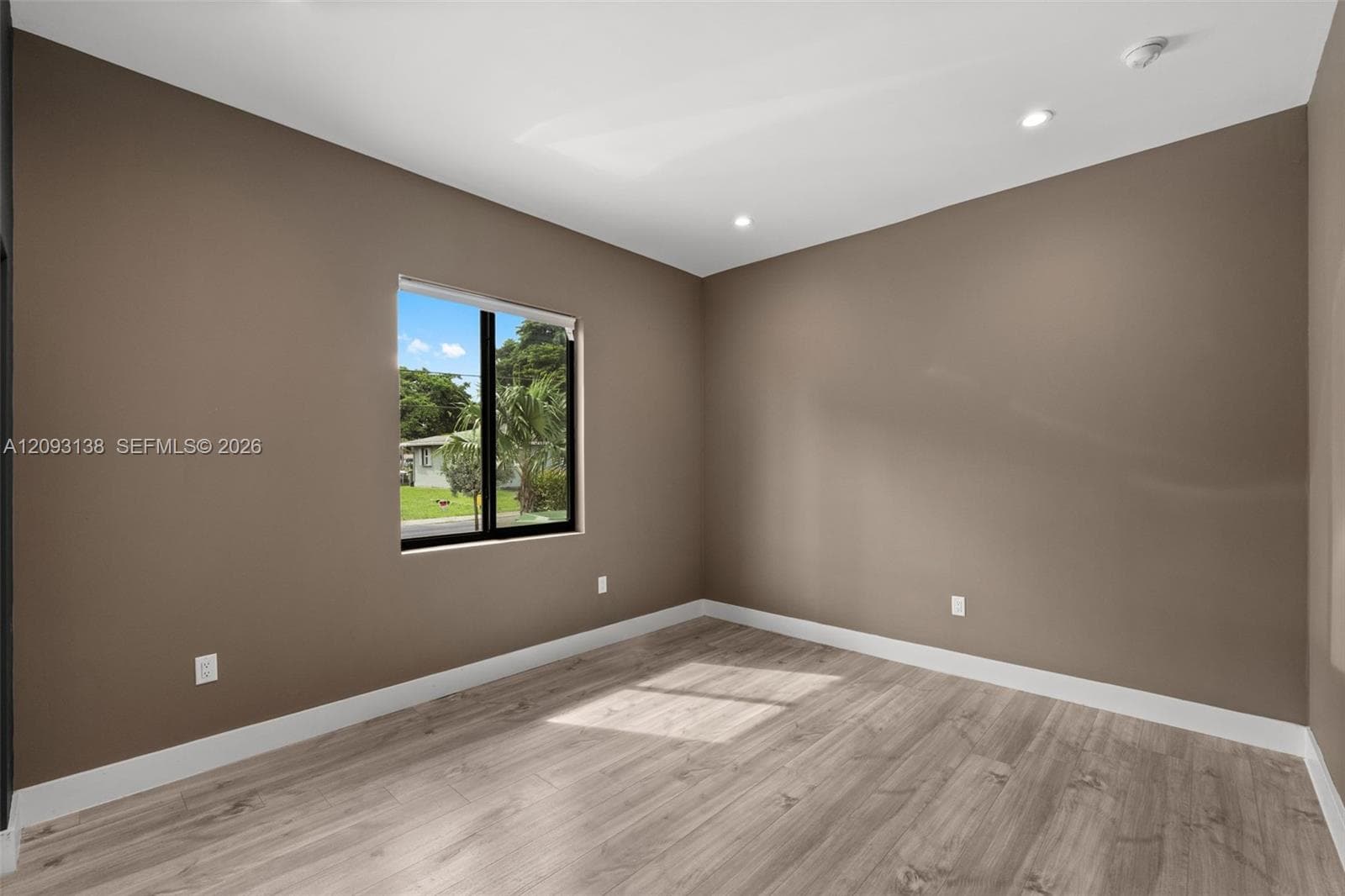 808 NW 5th Ter photo 13