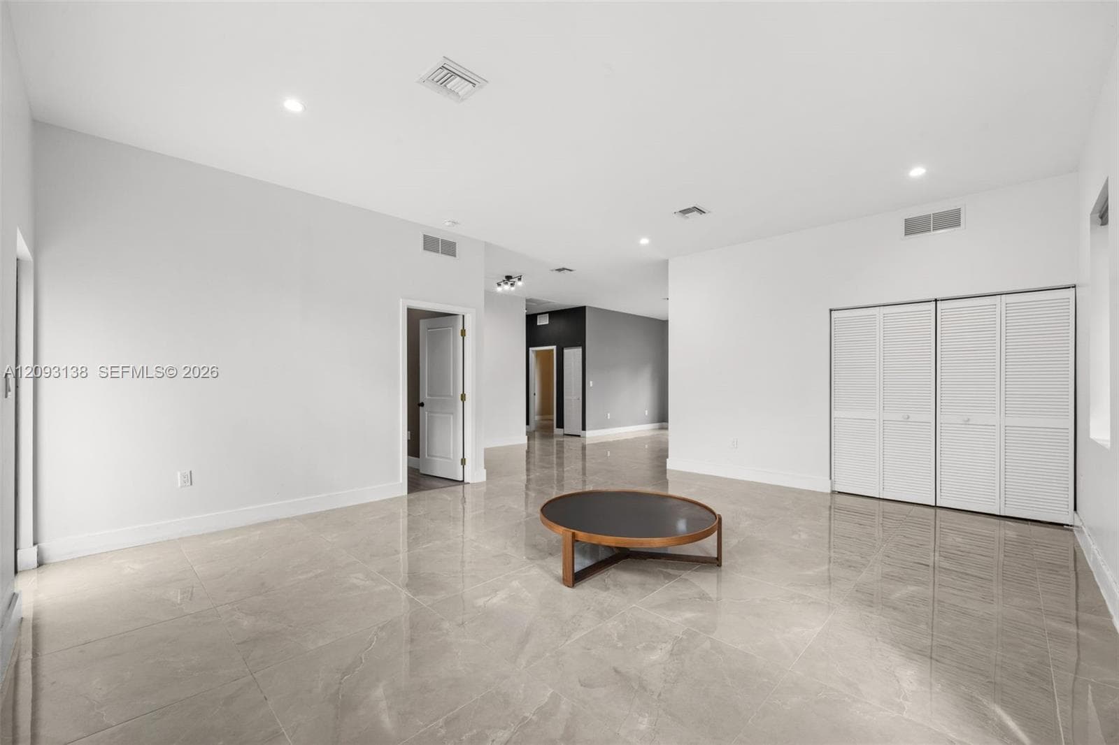 808 NW 5th Ter photo 3