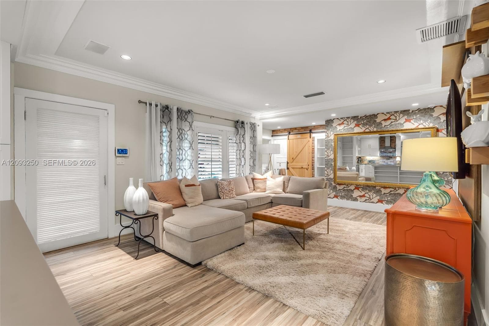 700 Vilabella Ave photo 2