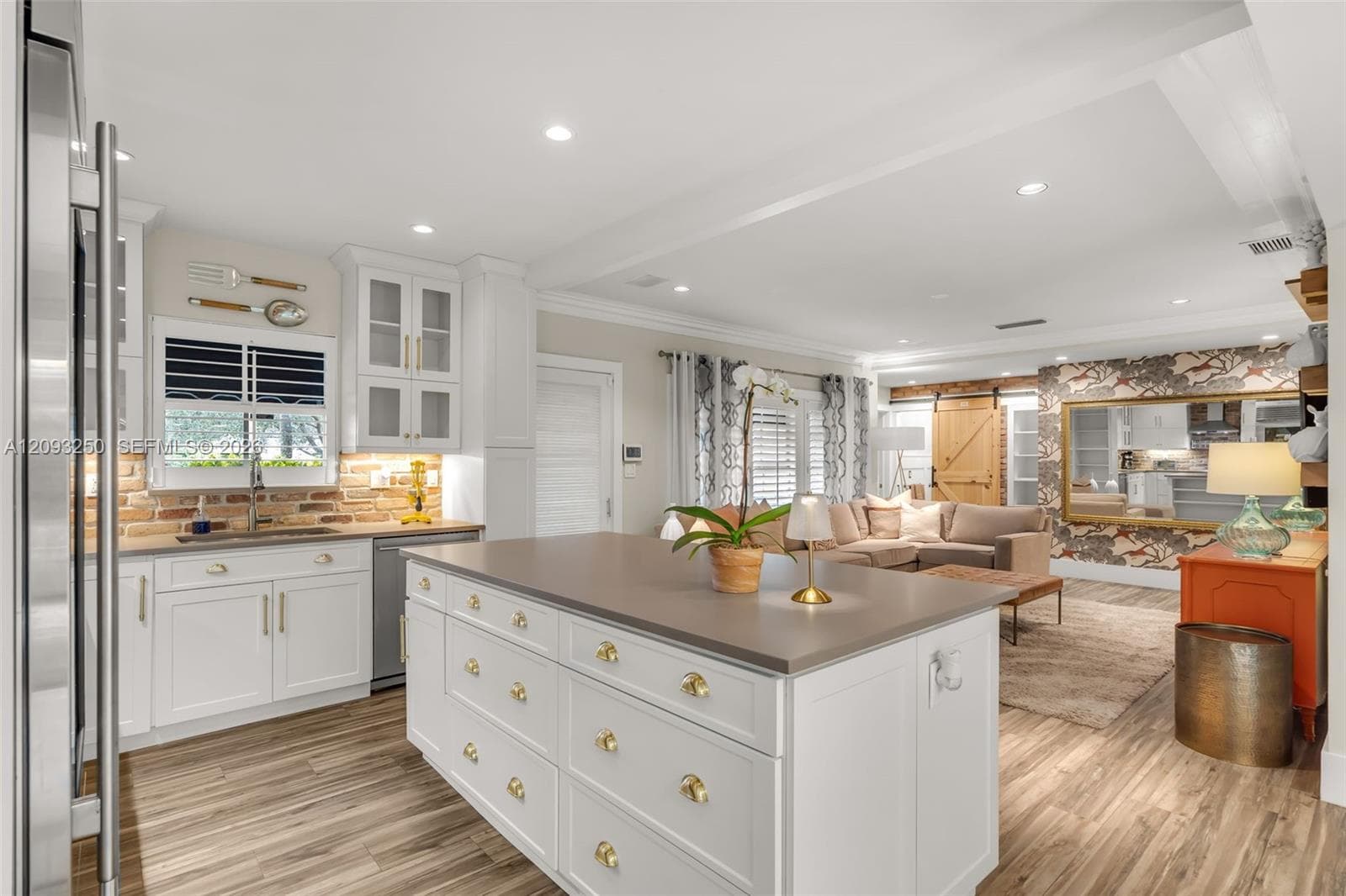 700 Vilabella Ave photo 16