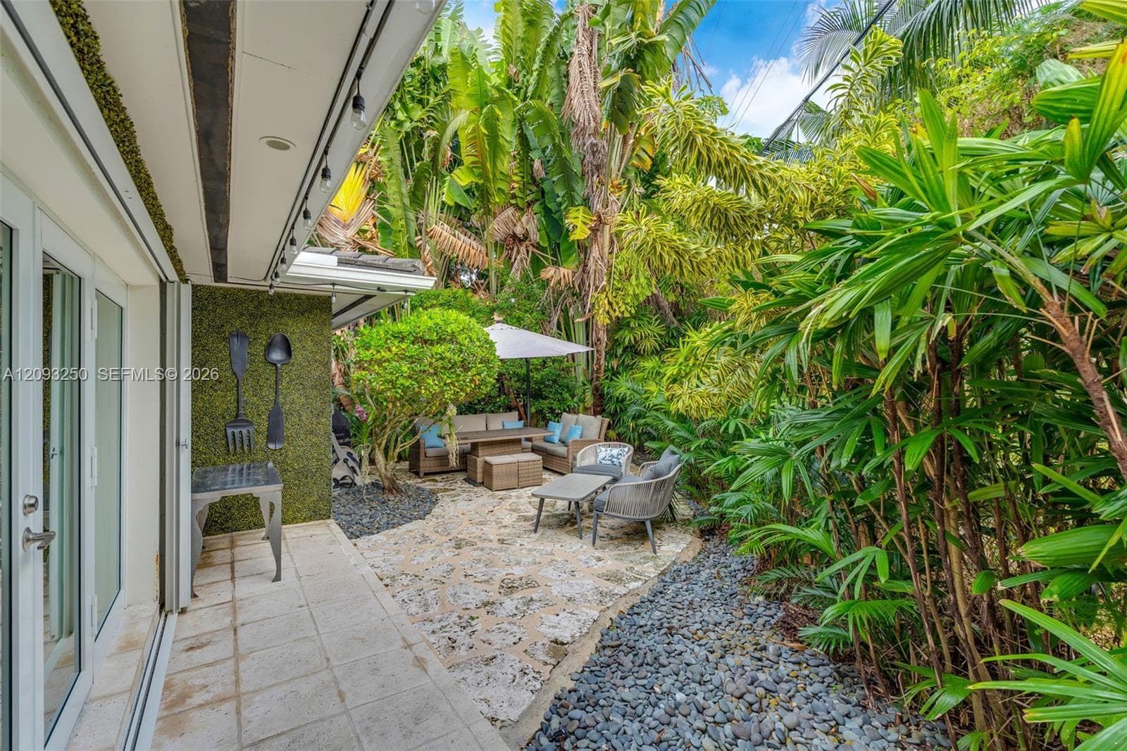 700 Vilabella Ave photo 38