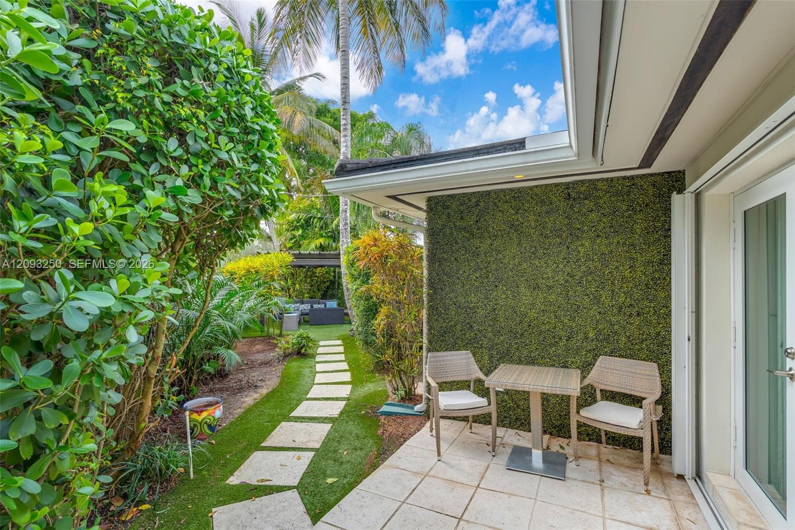 700 Vilabella Ave photo 40