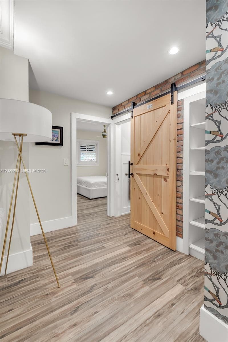 700 Vilabella Ave photo 25