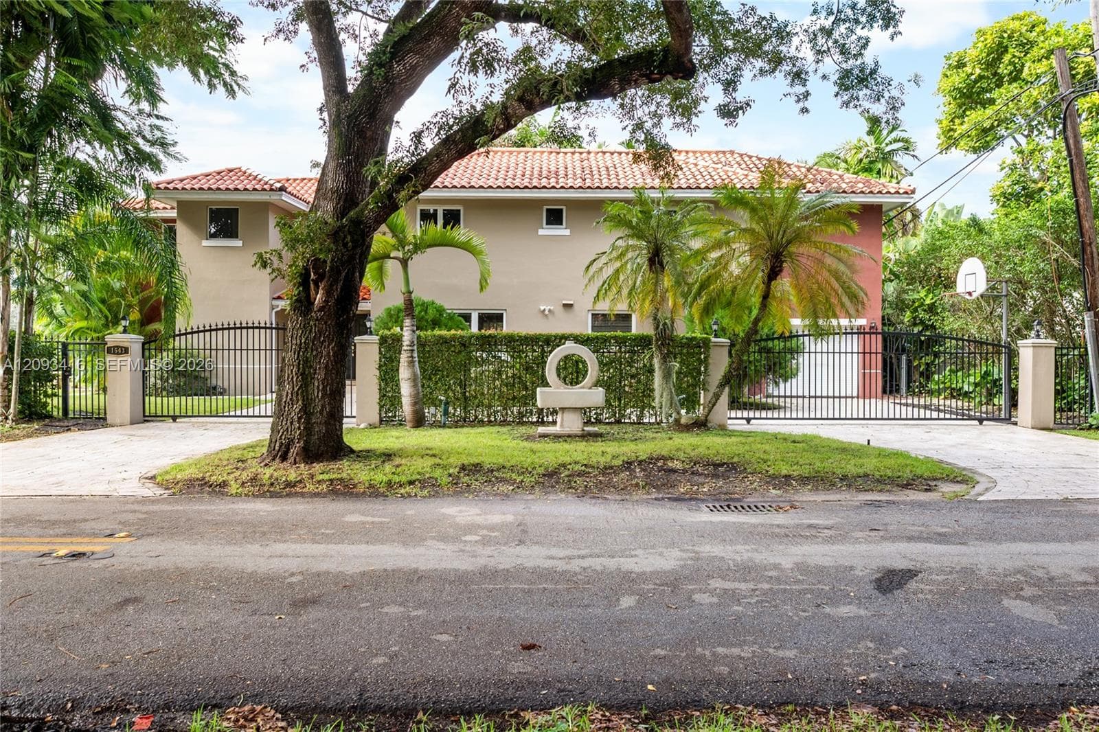 1543 Dorado Ave photo 2