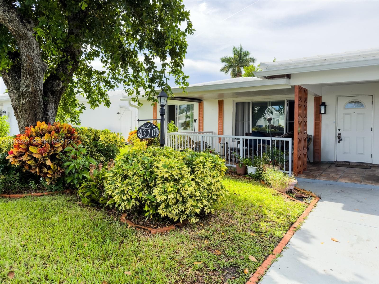 310 NW 25th CtLush, well tended garden