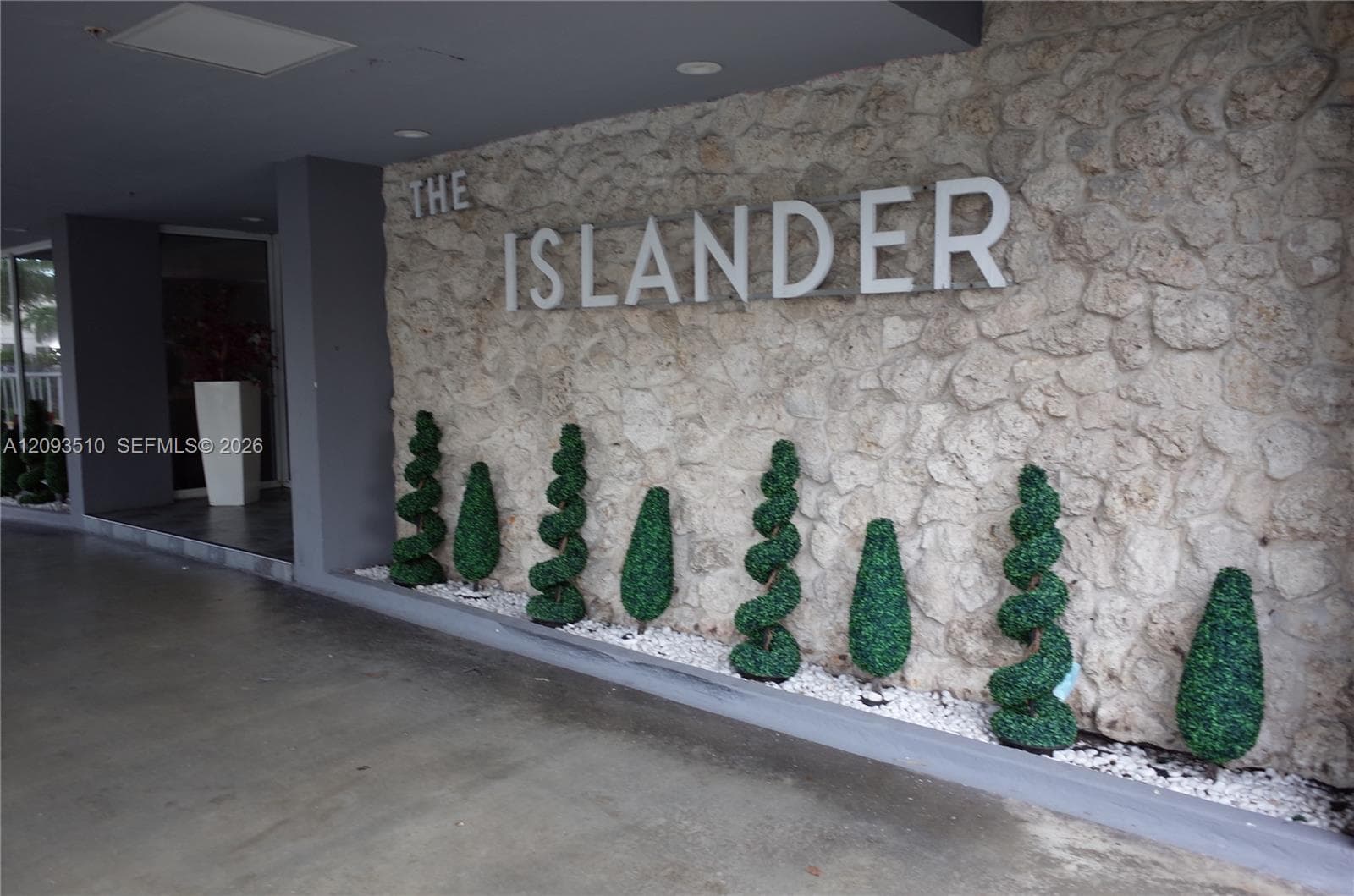 ISLANDER CONDO APTS · #302 in Miami Beach - Photo 1