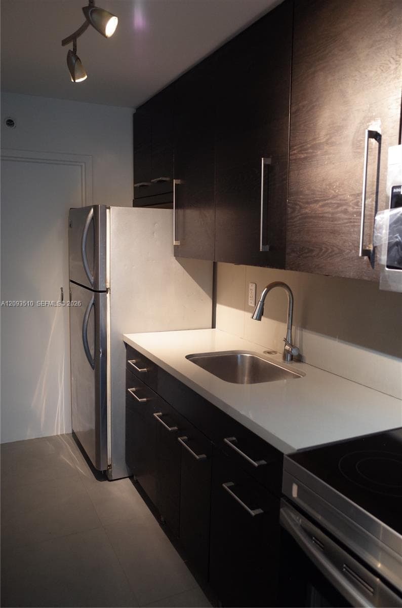 ISLANDER CONDO APTS · #302 in Miami Beach - Photo 5