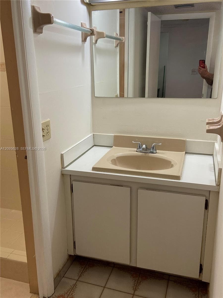 GOLDEN GATE · #1416 in Hialeah - Photo 9