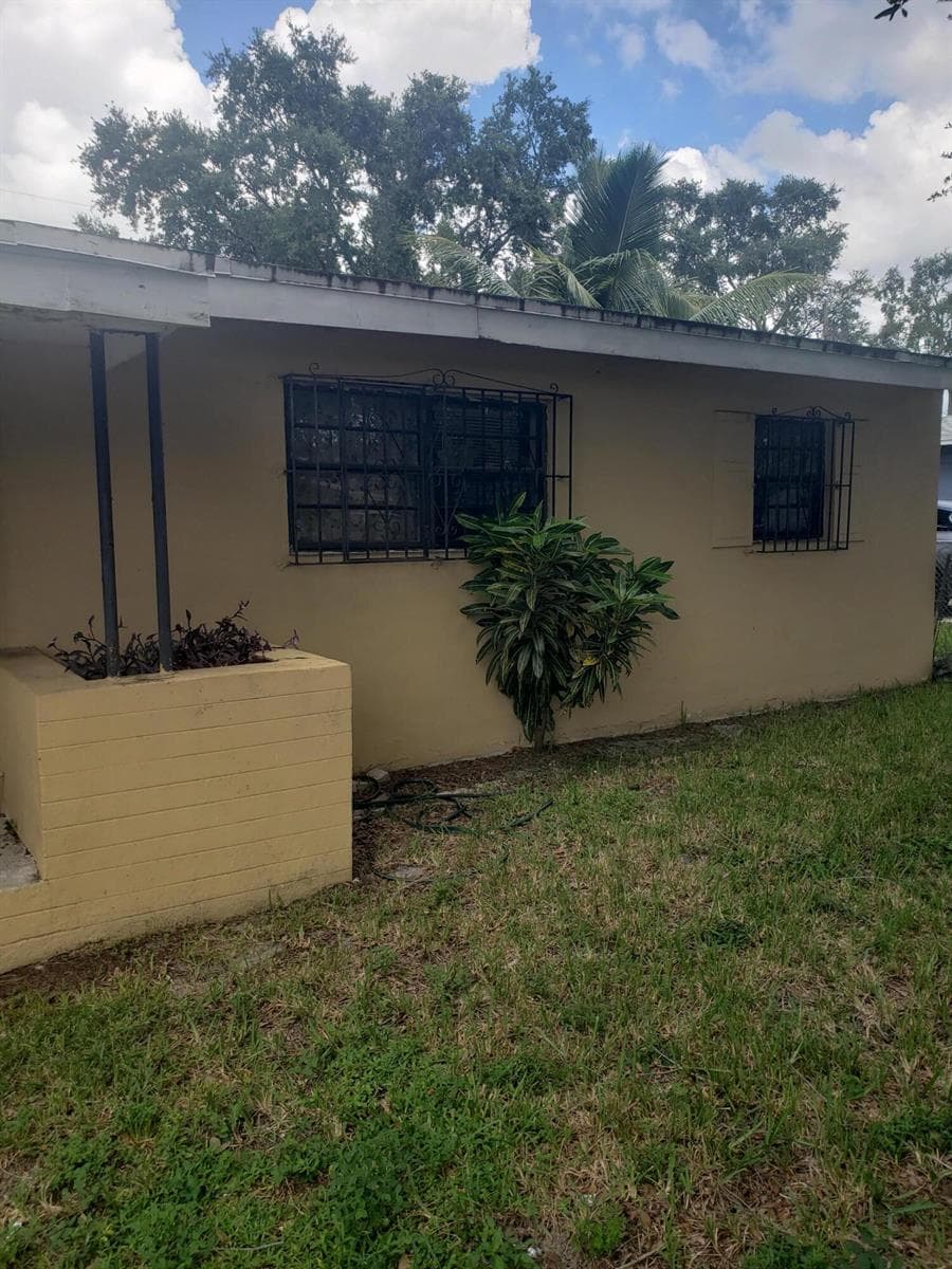 2821- FRONT OF HOUSE