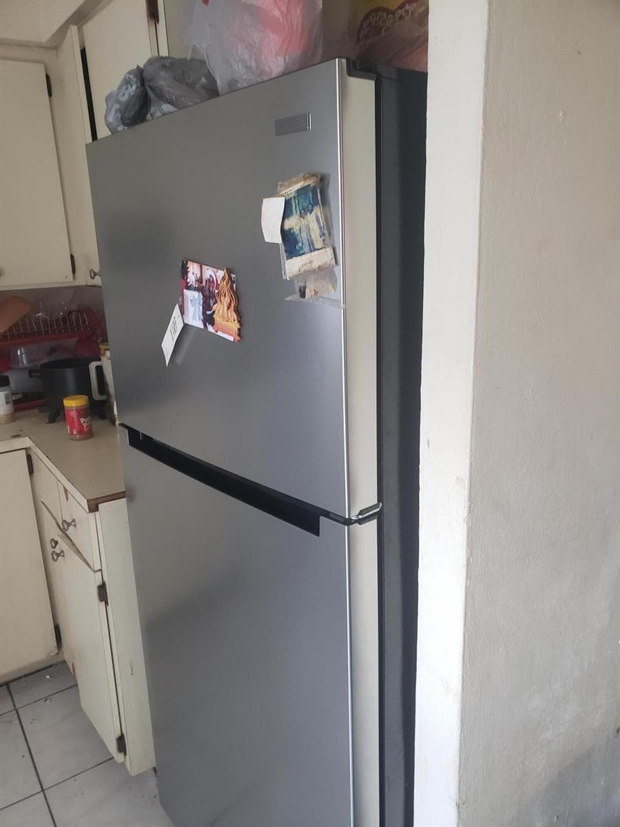 2821 - REFRIDGERATOR